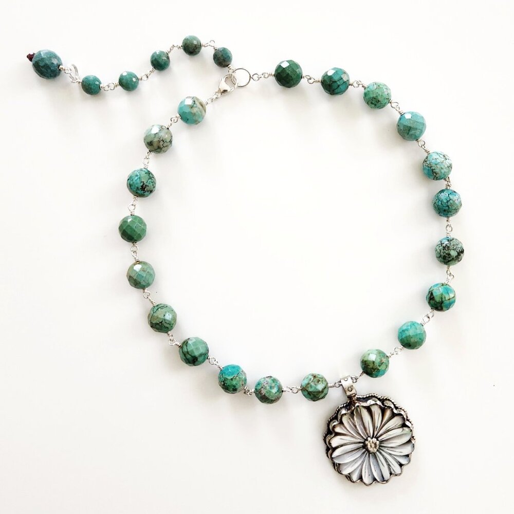TURQUOISE NECKLACE W/ MOTHER OF PEARL PENDAN